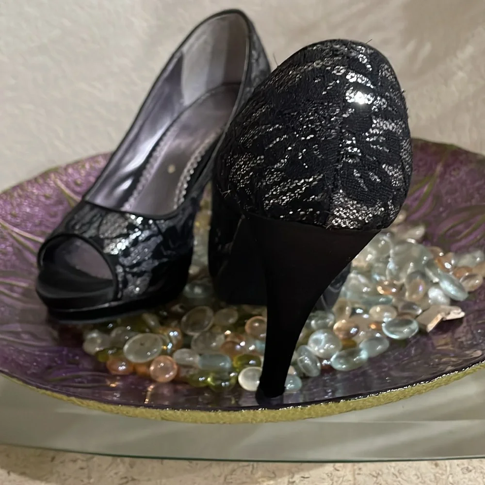 RAMPAGE Black & Silver Lacy Peep-Toe Women's Shoes GUC SZ:8 Super Comfy 3” heel